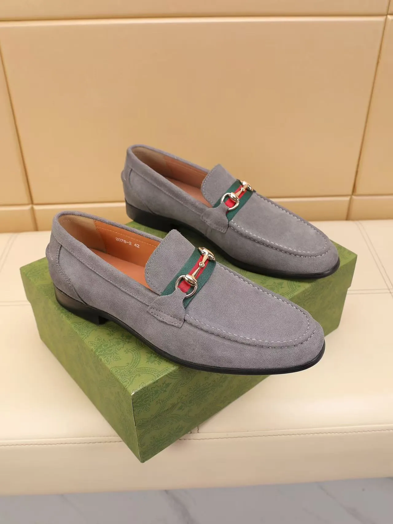 Men's men's shoes 💰440 🆘【GUCCI】Gucci ·🐂里· Hot-selling beanie shoes, top brand luxury, top quality, latest fashion beanie shoes.. The upper is made of original high mercerized smooth cow suede. (Full top-layer water-dyed 🐂 leather and lining). The original stylish and stylish soft rubber wear-resistant and non-slip outsole is light and comfortable on the foot, available in 3 colors! Matching code: 39-45 (38.46. Customized)